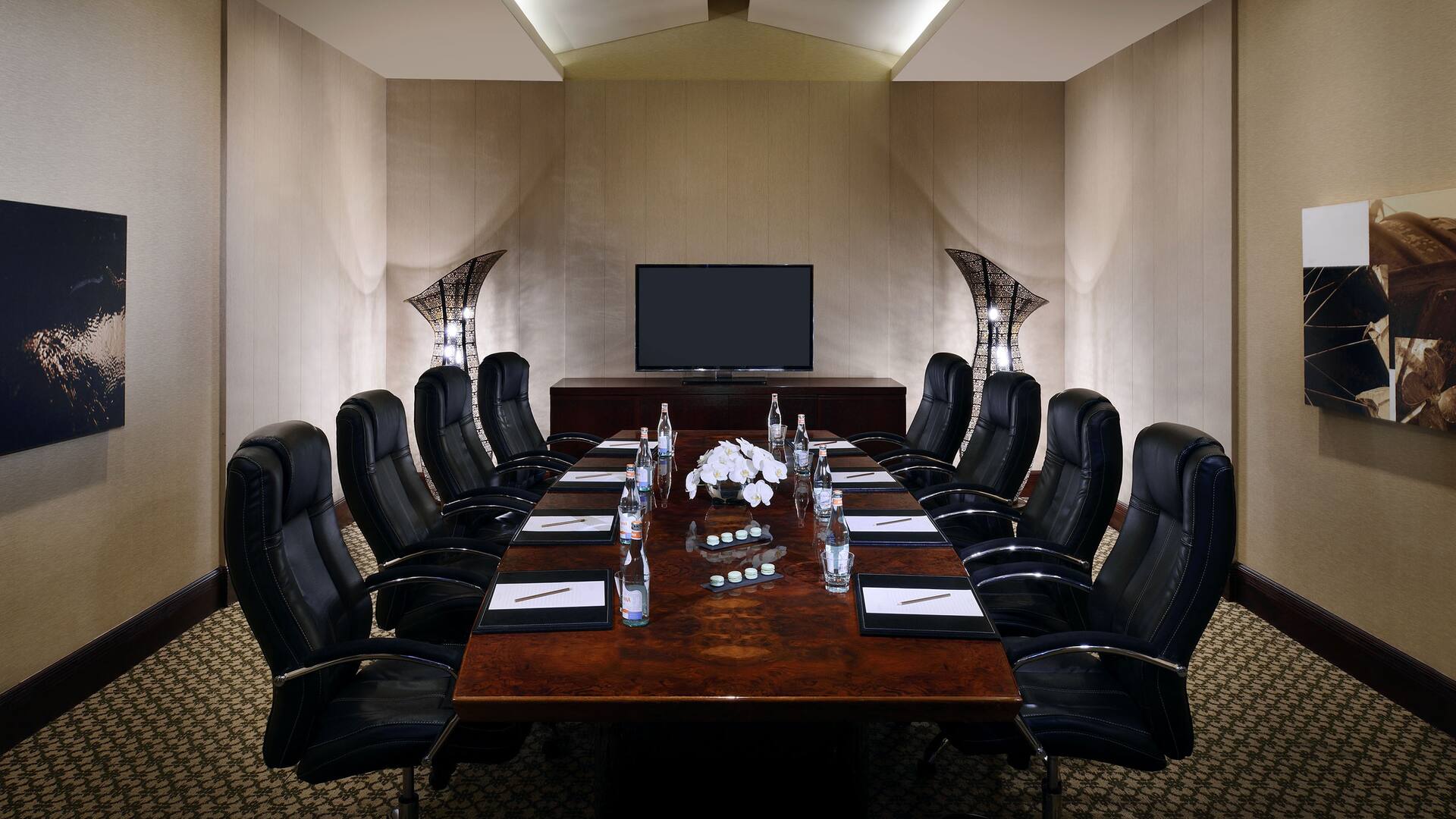  Elevate Your Business with Meeting Rooms in Dubai